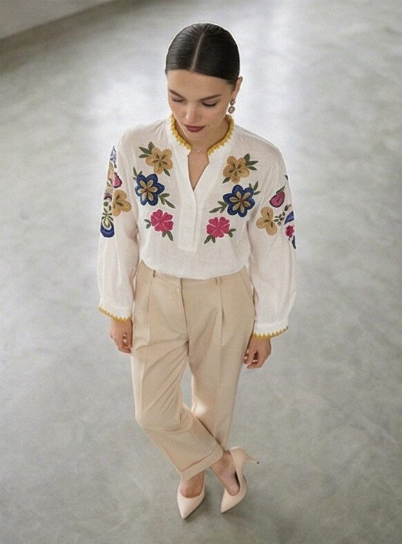 BLUSA CON DETALLES BORDADOS DE FLORES MANDRAGORA