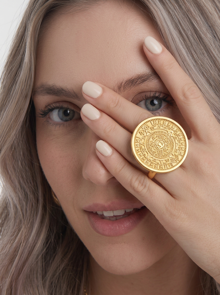 Anillo ajustable de bronce con baño de oro 22k y dije con grabado azteca Códice