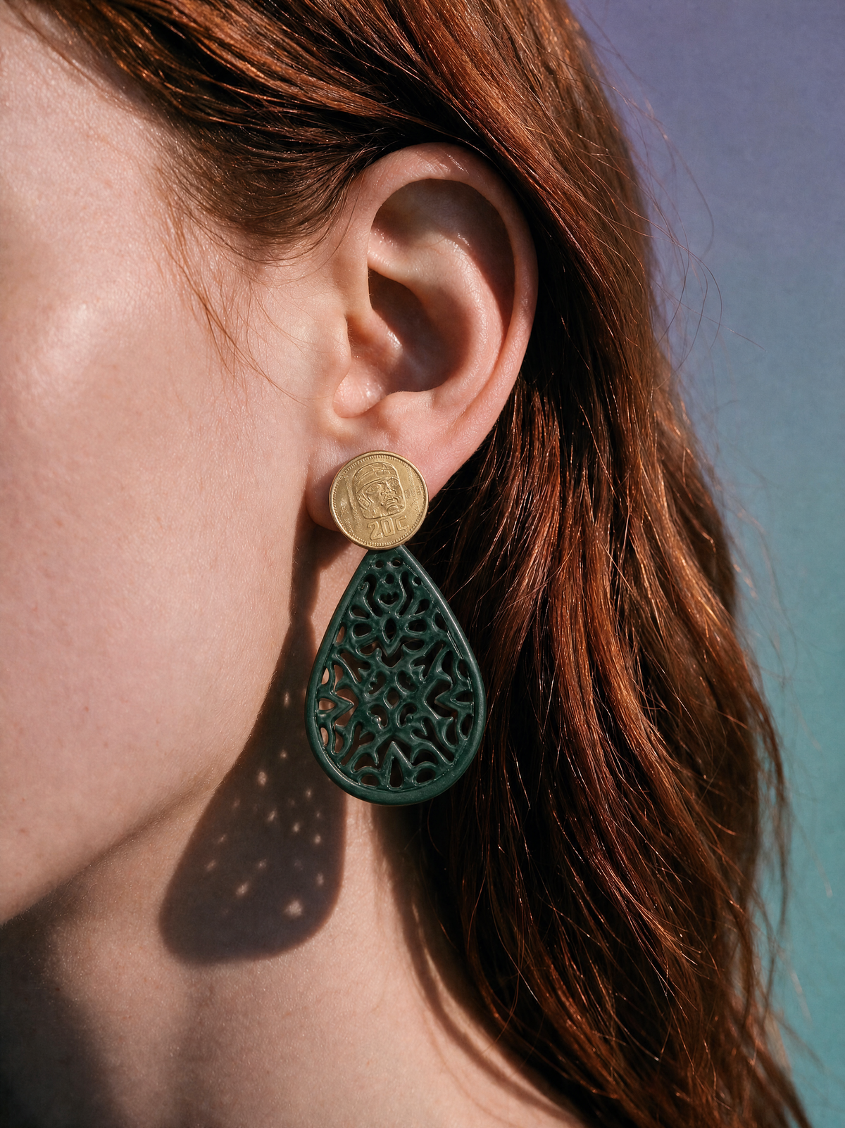 Aretes con Moneda Cultura Olmeca 20 Centavos y Gota Calada de Baquelita Verde en Baño de Oro de 22kt