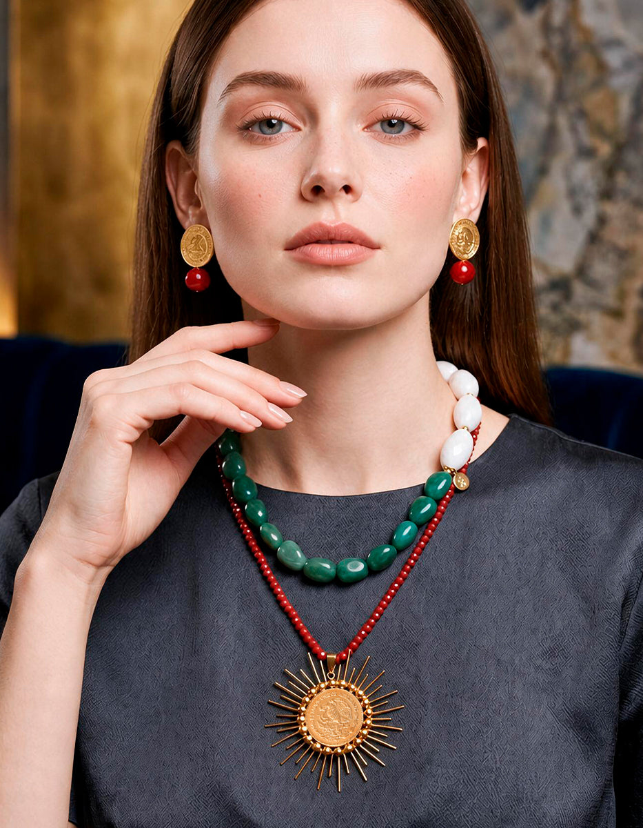Collar Tricolor Piedras Verde Esmeralda, Cuentas blanco marfil, Cristales austriacos Rojos y Medallón Sol en Baño de Oro de 22kt