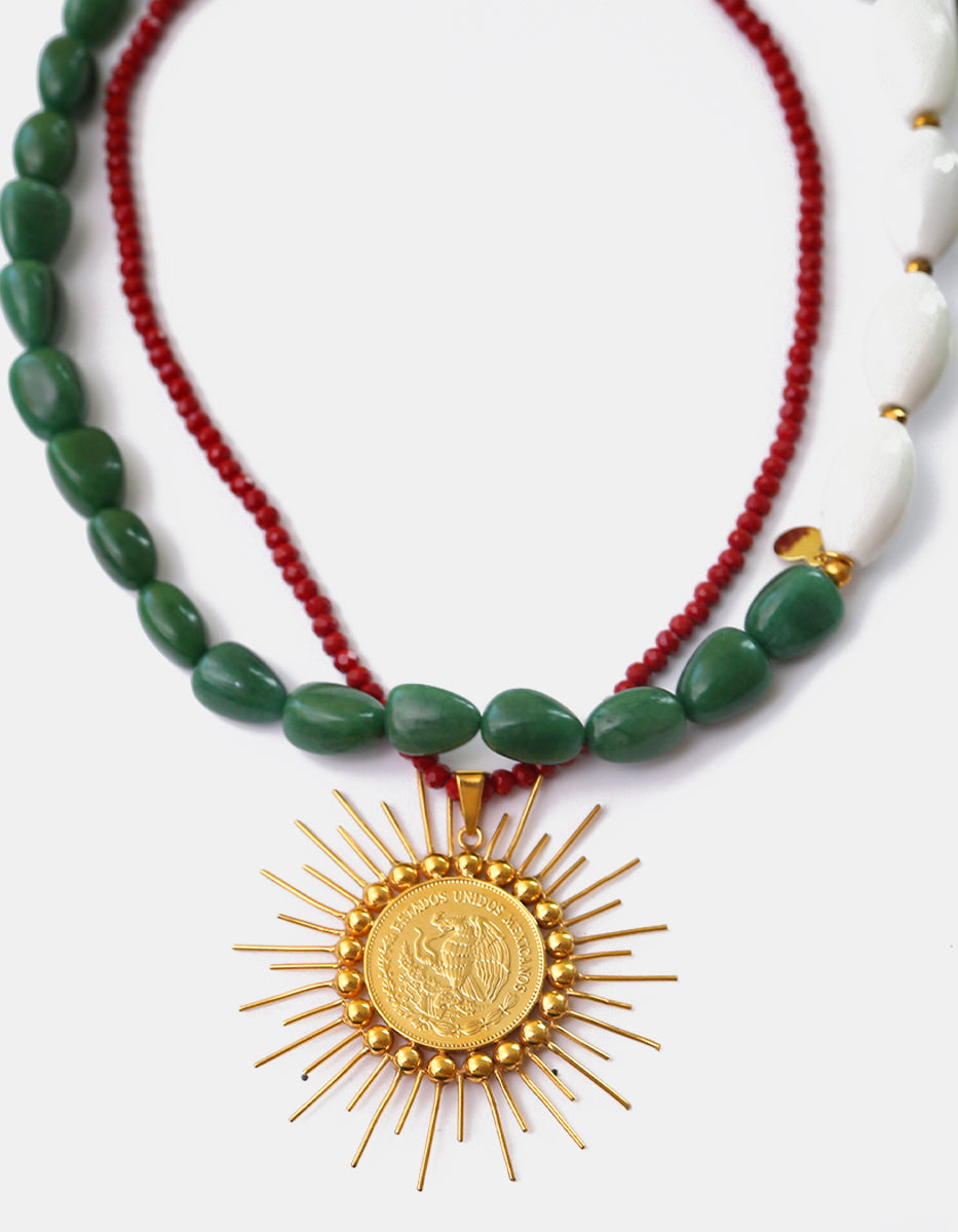 Collar Tricolor Piedras Verde Esmeralda, Cuentas blanco marfil, Cristales austriacos Rojos y Medallón Sol en Baño de Oro de 22kt