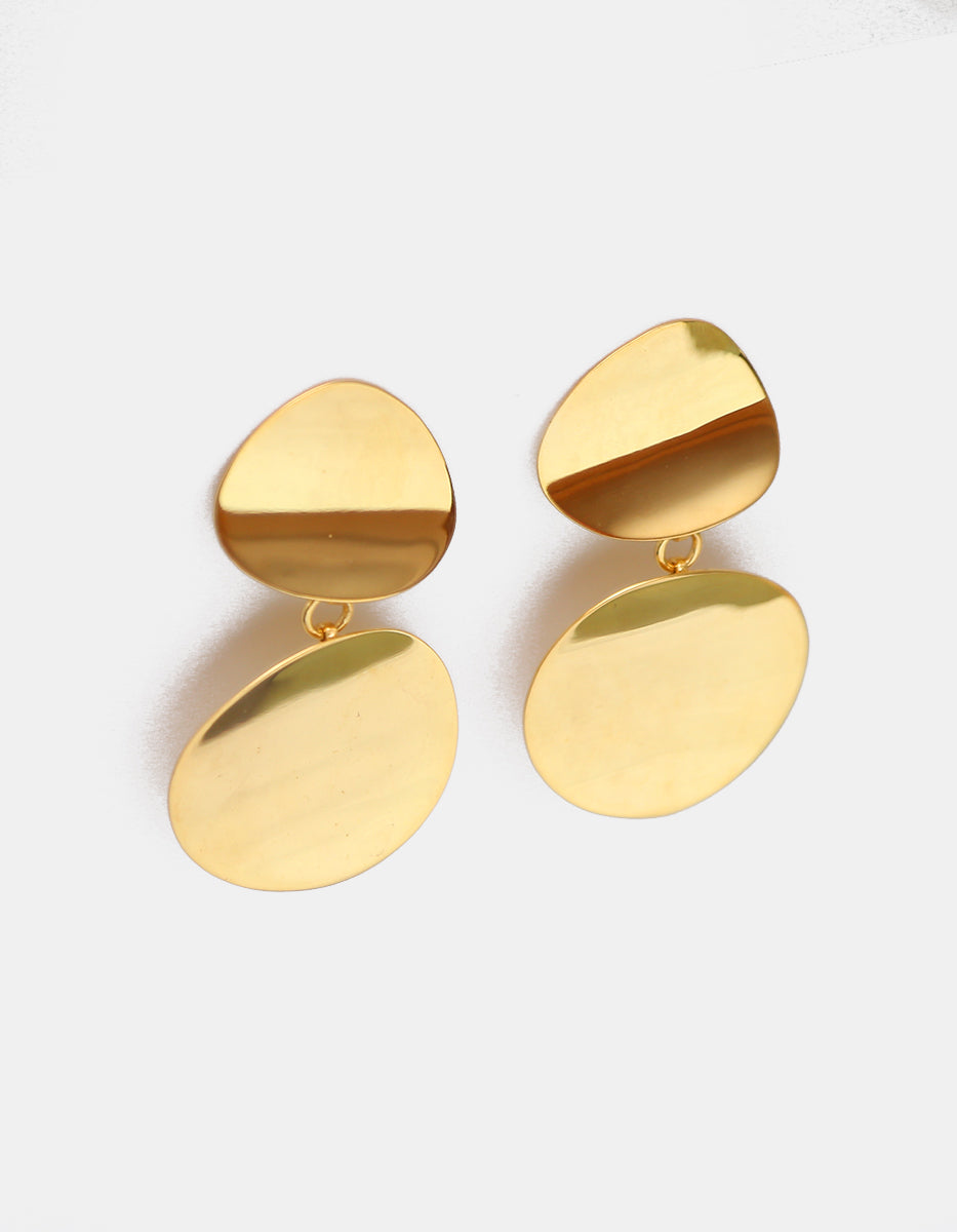 Aretes de plata en baño vermeil 22 kt con placas orgánicas asimétricas
