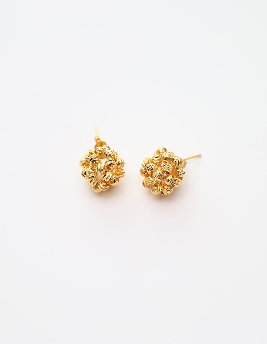 Aretes de bronce en baño de oro 22 kt con esfera tejida Golden Chic