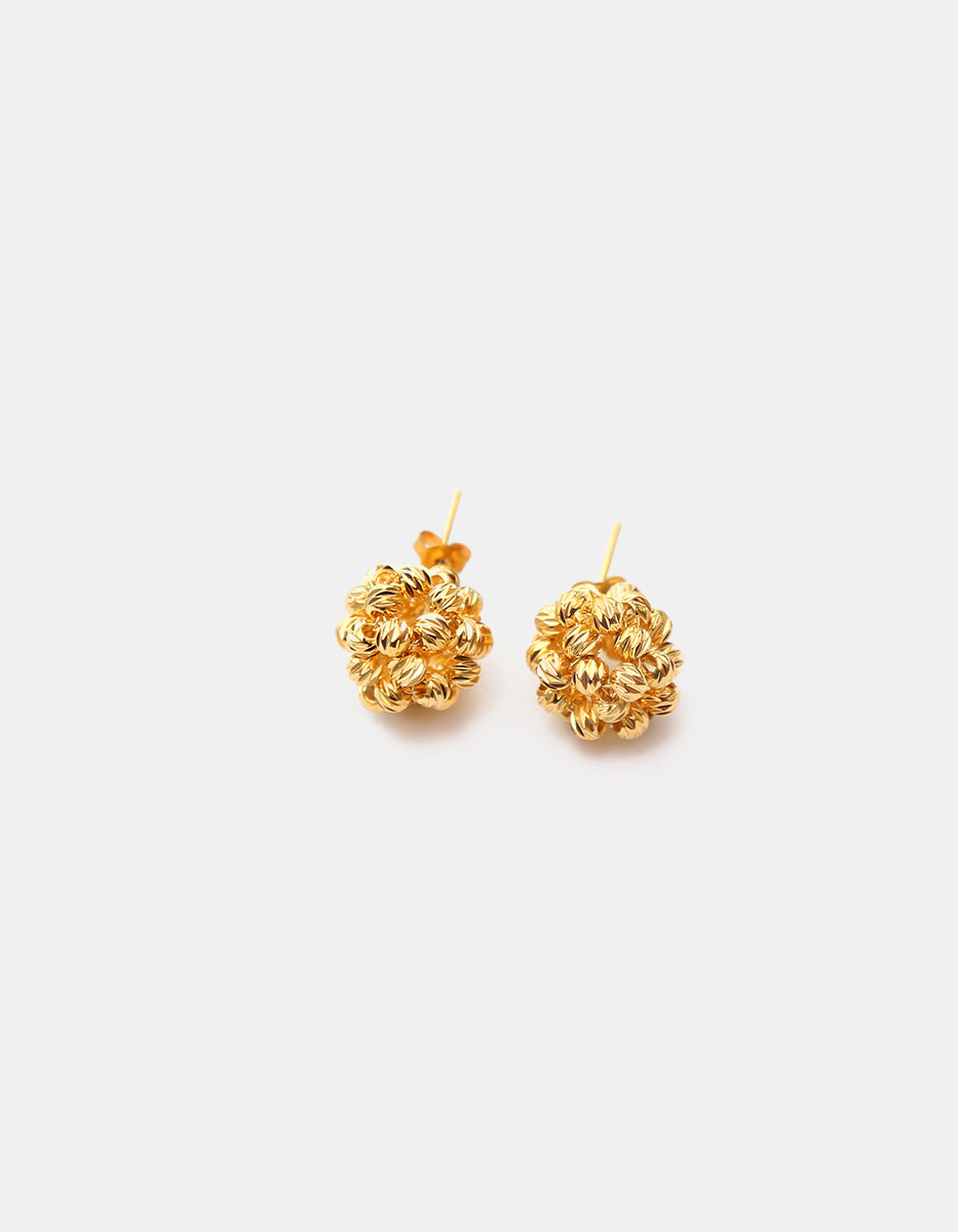 Aretes de bronce en baño de oro 22 kt con esfera tejida Golden Chic