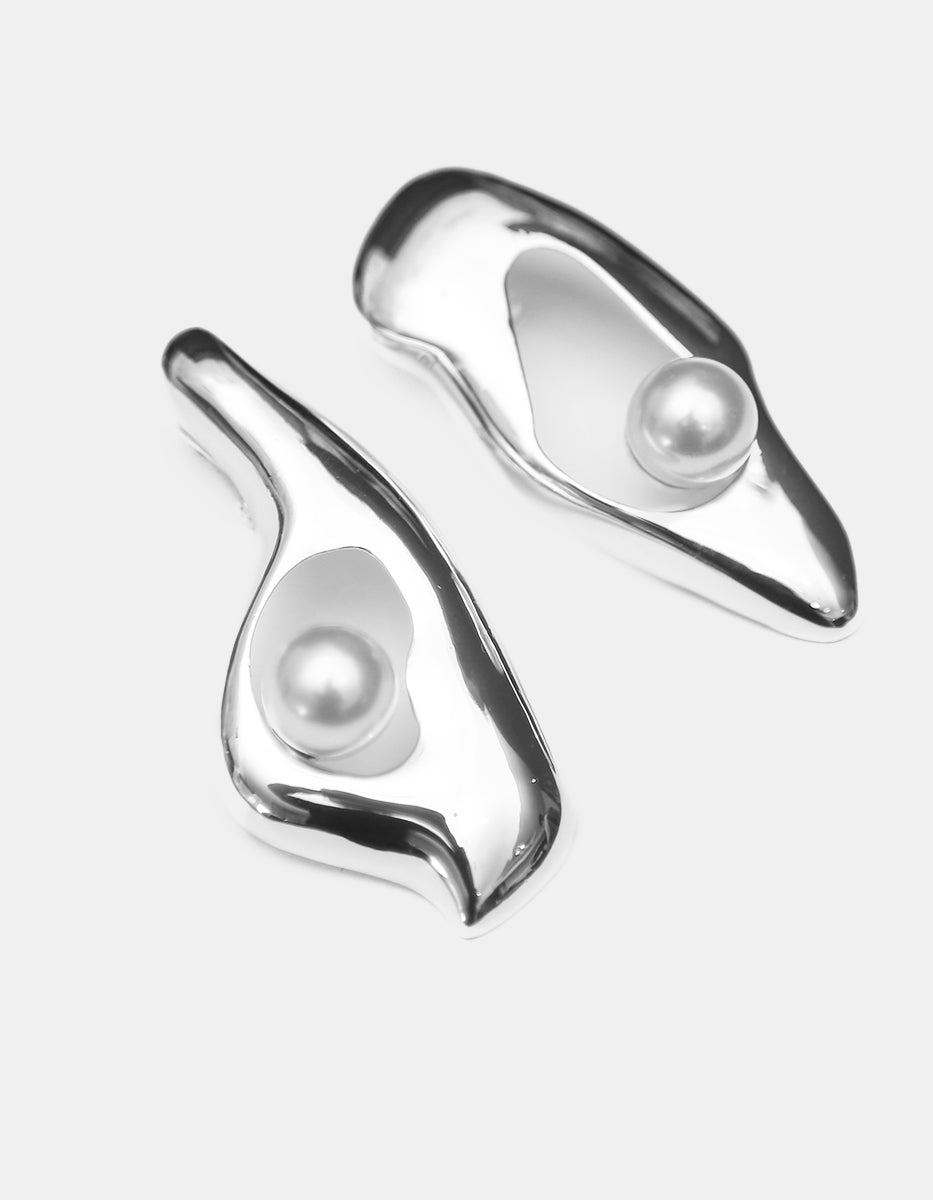 Aretes de metal noble con baño de platino y perla Mabe