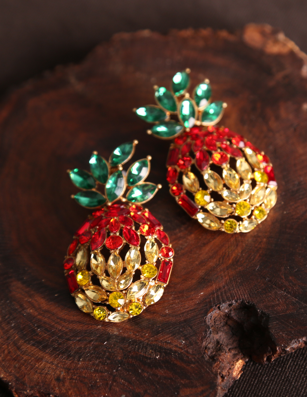 Aretes de piña en oro laminado de 22kt con espinolitas en rojo, amarillo y verde