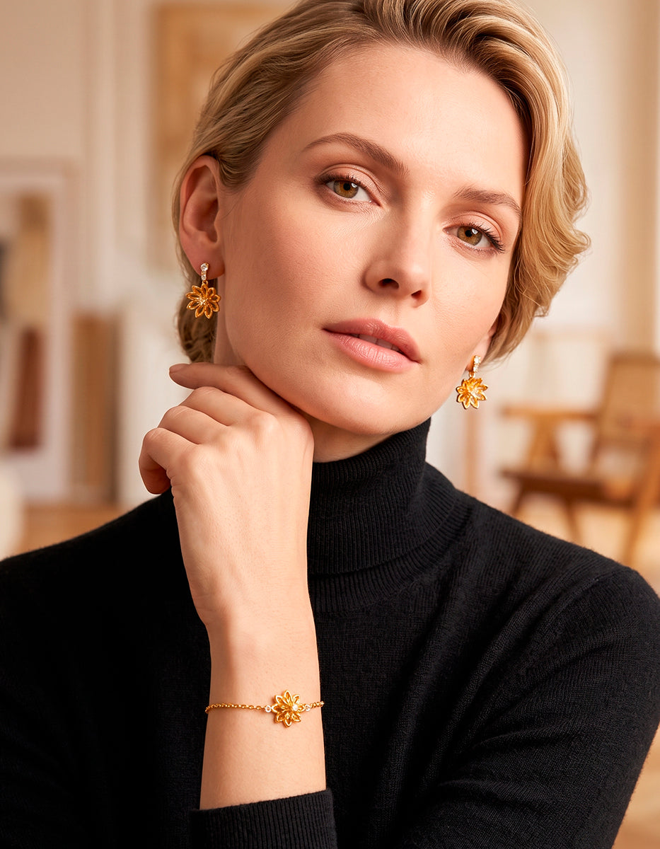 Set de pulsera y aretes de flor de loto calada en baño de oro de 22kt Golden Chic