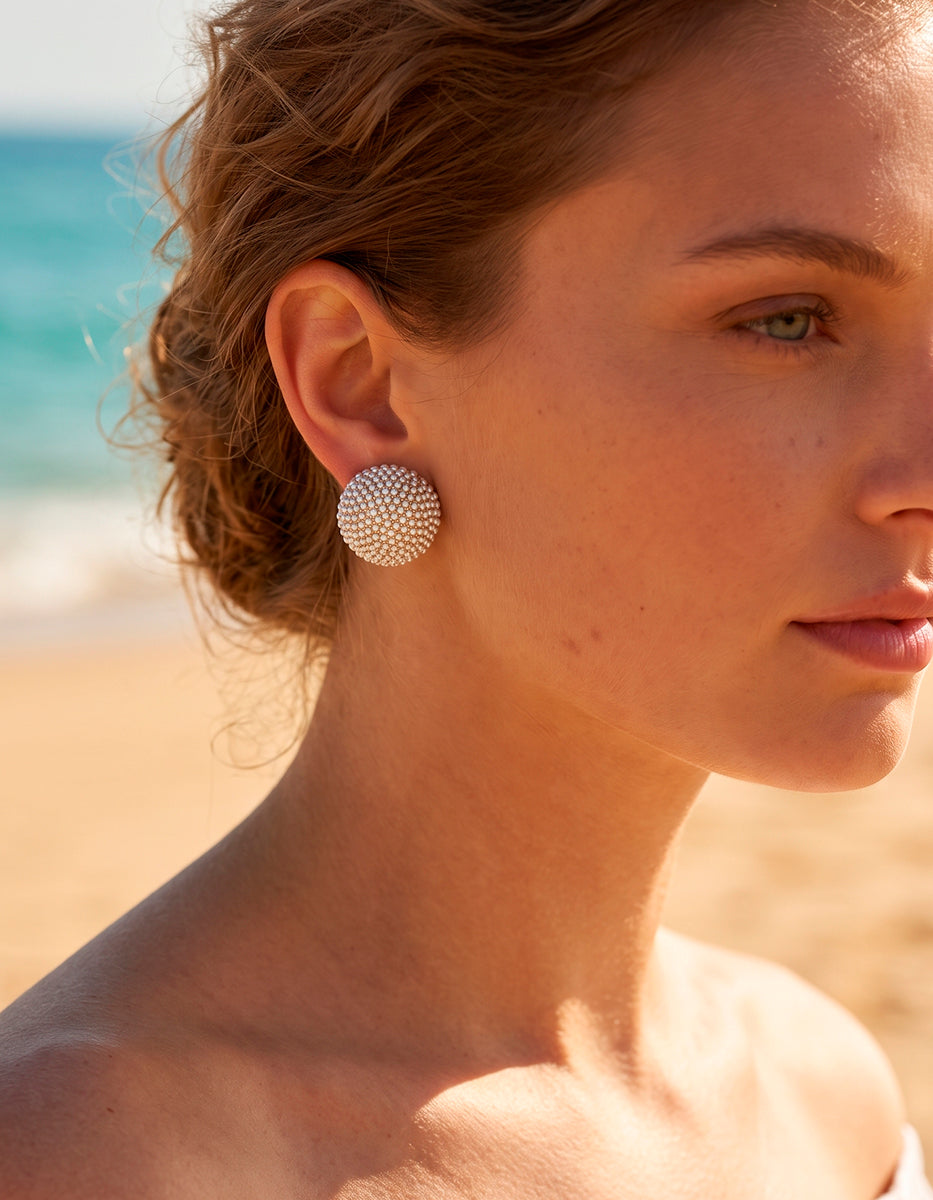 Aretes de botón oversize con pavé de microperlas y topacios blancos Ultramar
