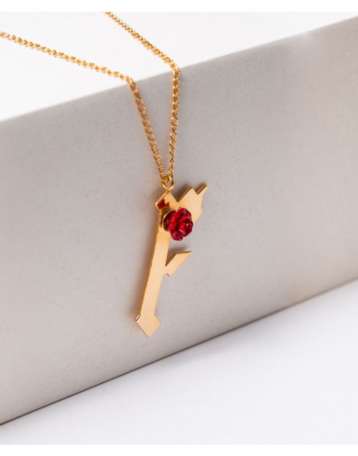 CADENA CON INICIAL GÓTICA Y ROSA ROJA