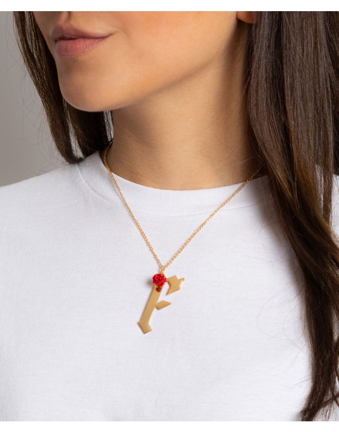 CADENA CON INICIAL GÓTICA Y ROSA ROJA
