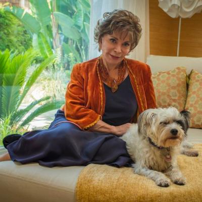 Añade un toque de realismo mágico a tu vida con Isabel Allende